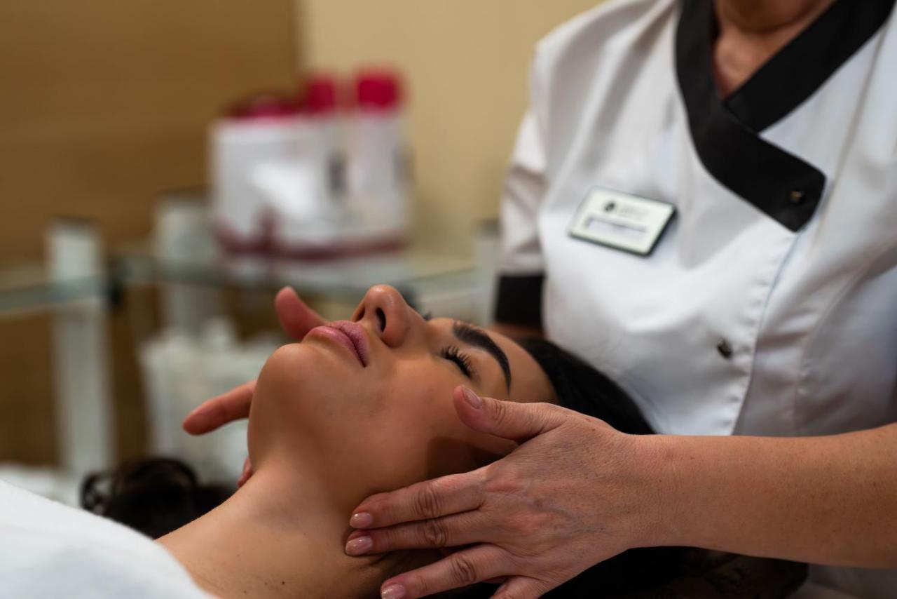 Lucky Bansko Aparthotel Spa & Relax Exterior photo A woman receiving a facial massage