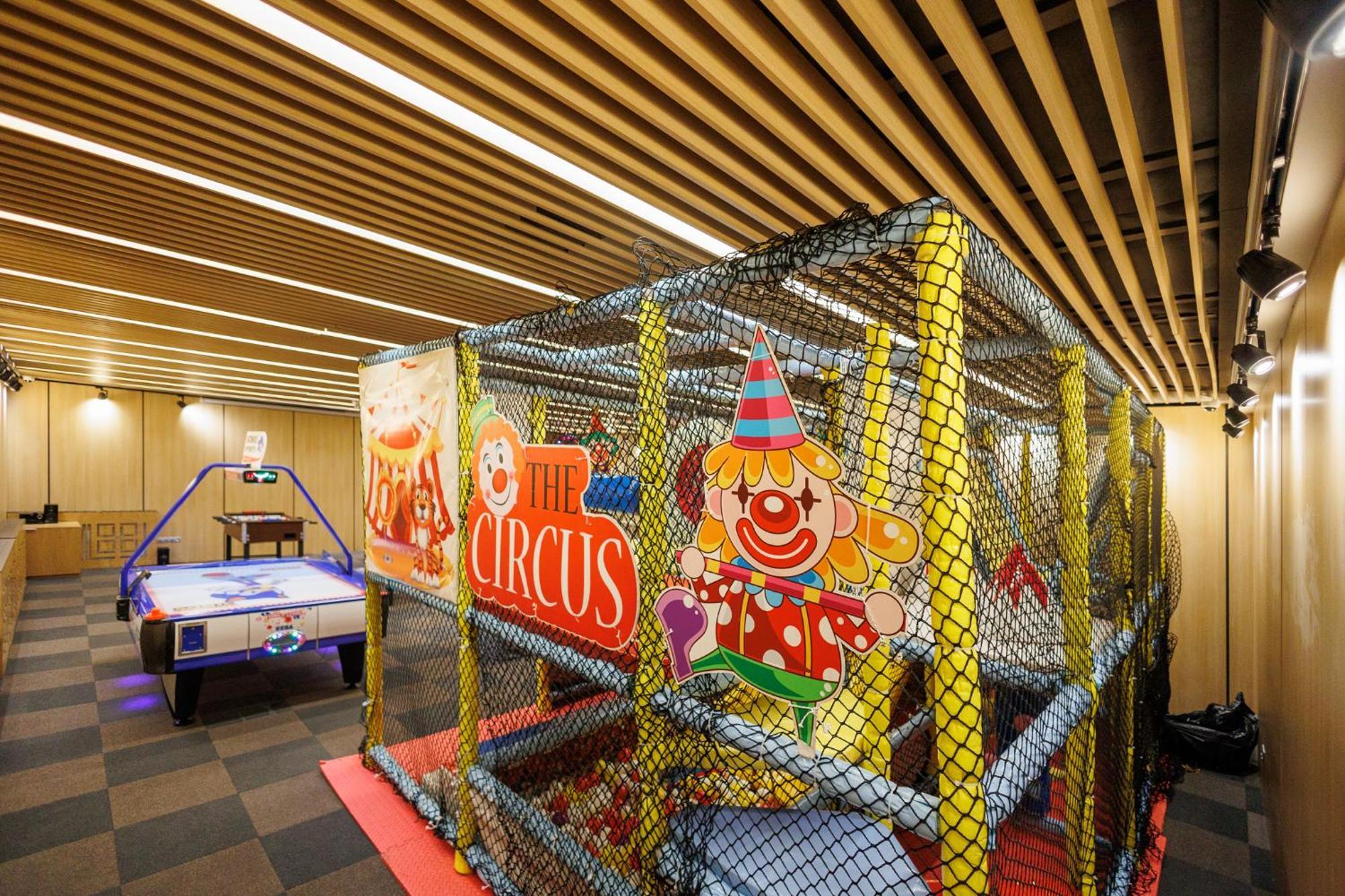 Lucky Bansko Aparthotel Spa & Relax Exterior photo The Children's Area