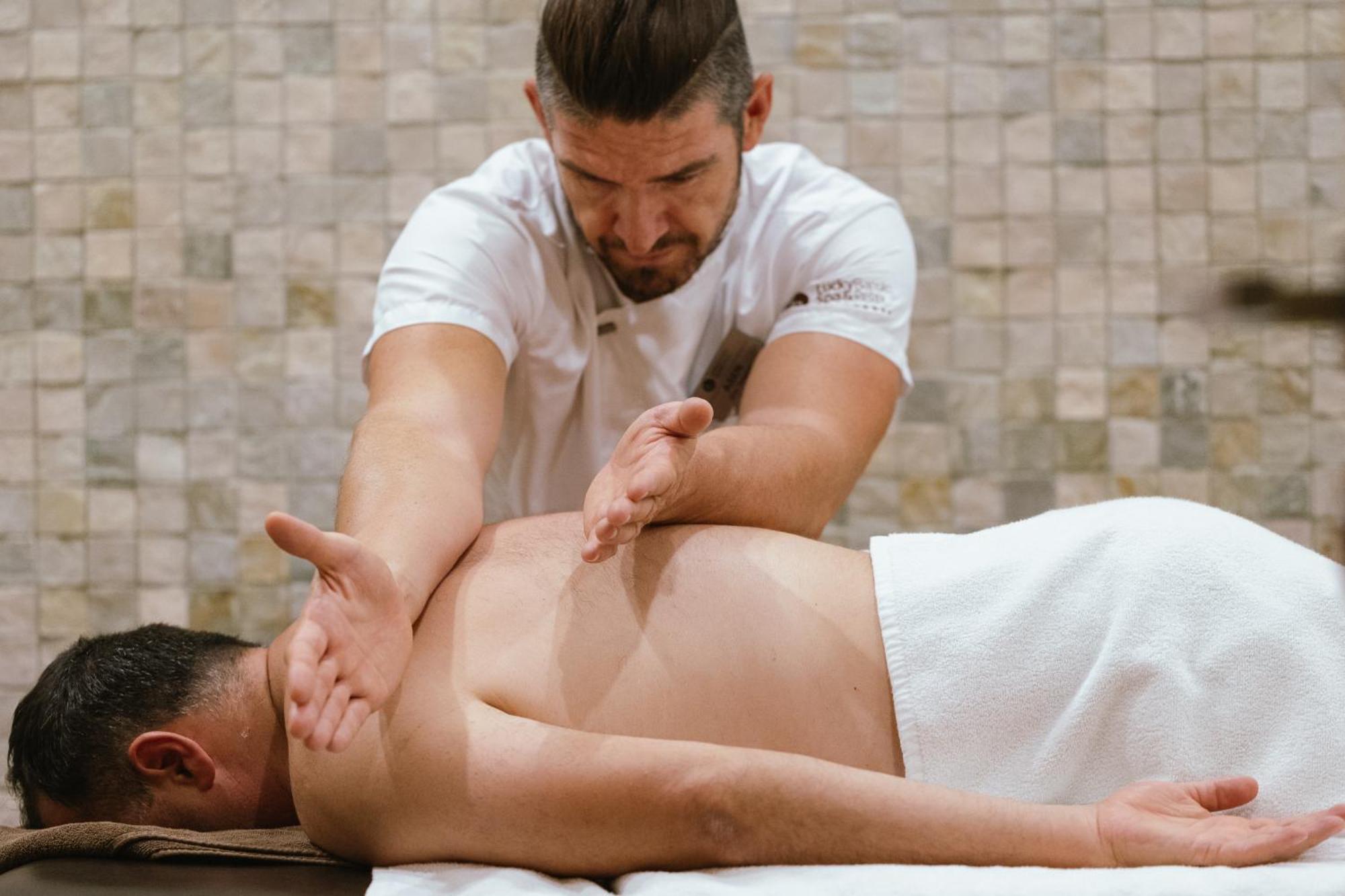 Lucky Bansko Aparthotel Spa & Relax Exterior photo A massage therapist treating a patient