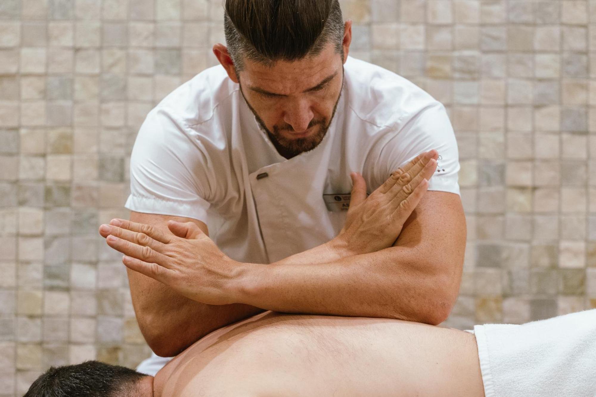 Lucky Bansko Aparthotel Spa & Relax Exterior photo A chiropractor treating a patient