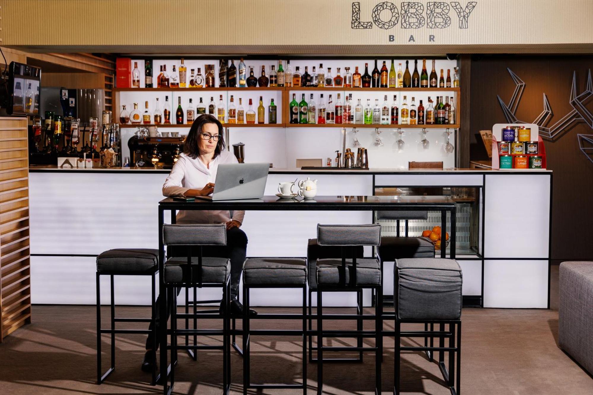 Lucky Bansko Aparthotel Spa & Relax Exterior photo Lobby Bar