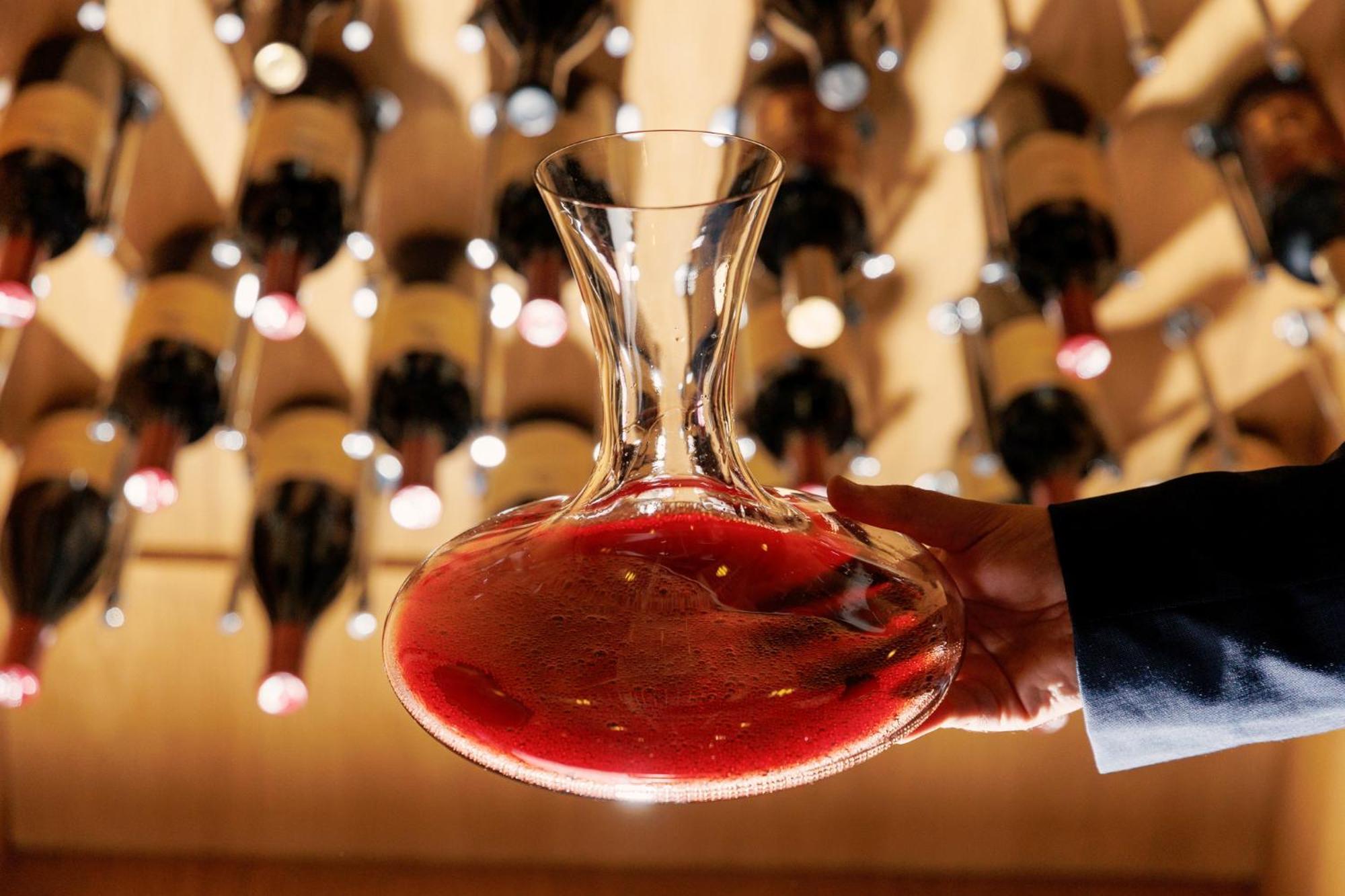 Lucky Bansko Aparthotel Spa & Relax Exterior photo A wine decanter