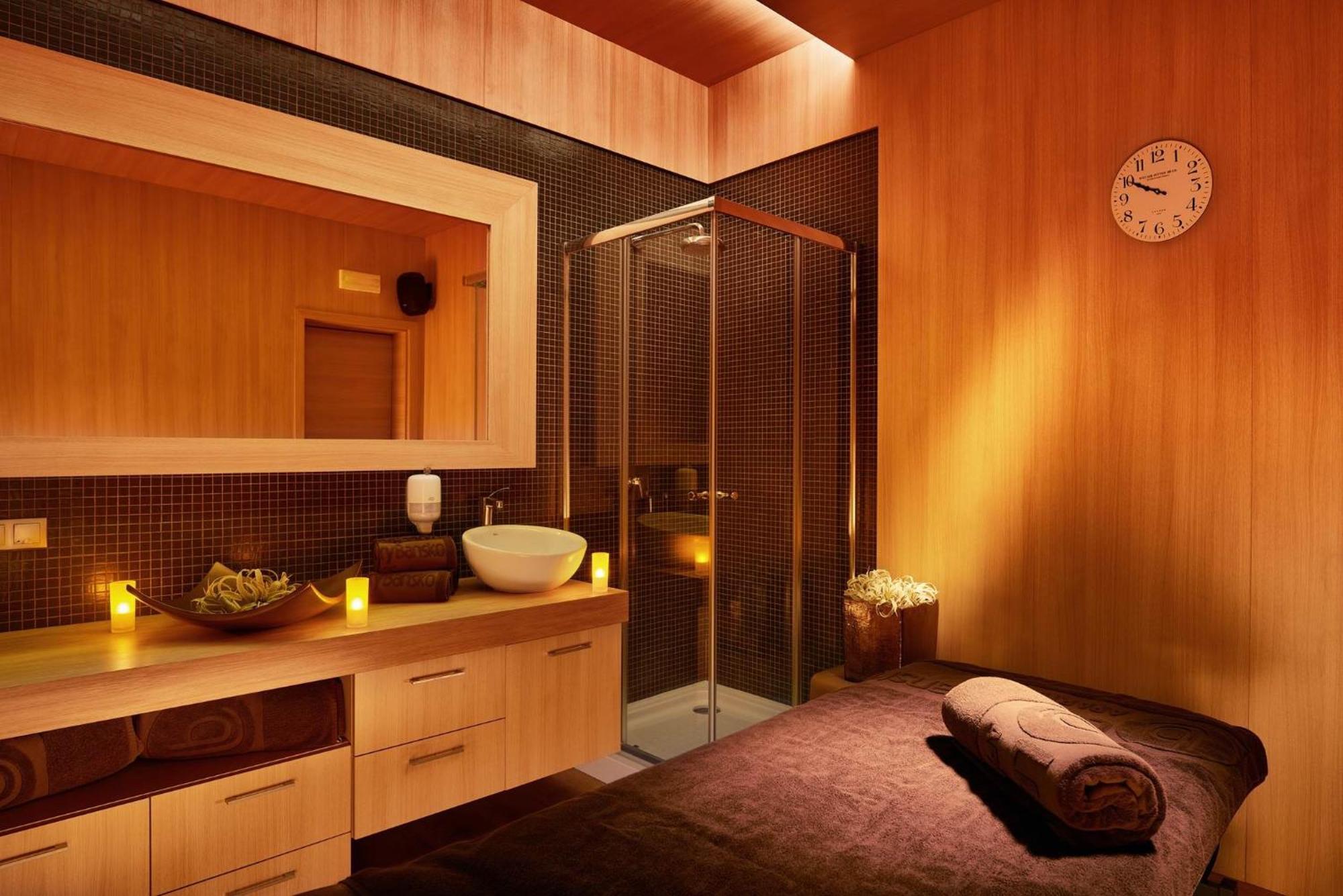 Lucky Bansko Aparthotel Spa & Relax Exterior photo A treatment room at a spa