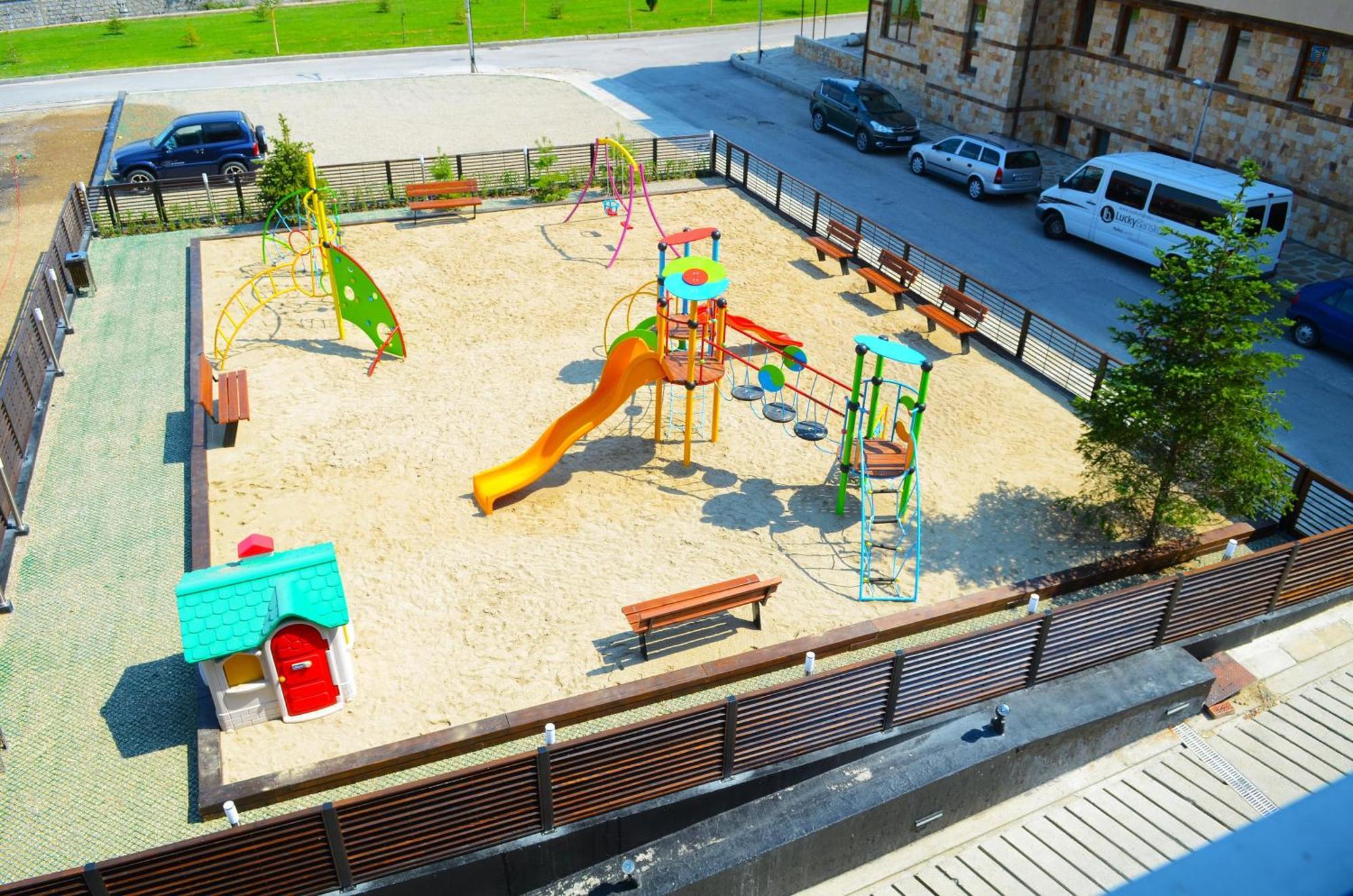 Lucky Bansko Aparthotel Spa & Relax Exterior photo Playground in the city of Novi Sad, Serbia