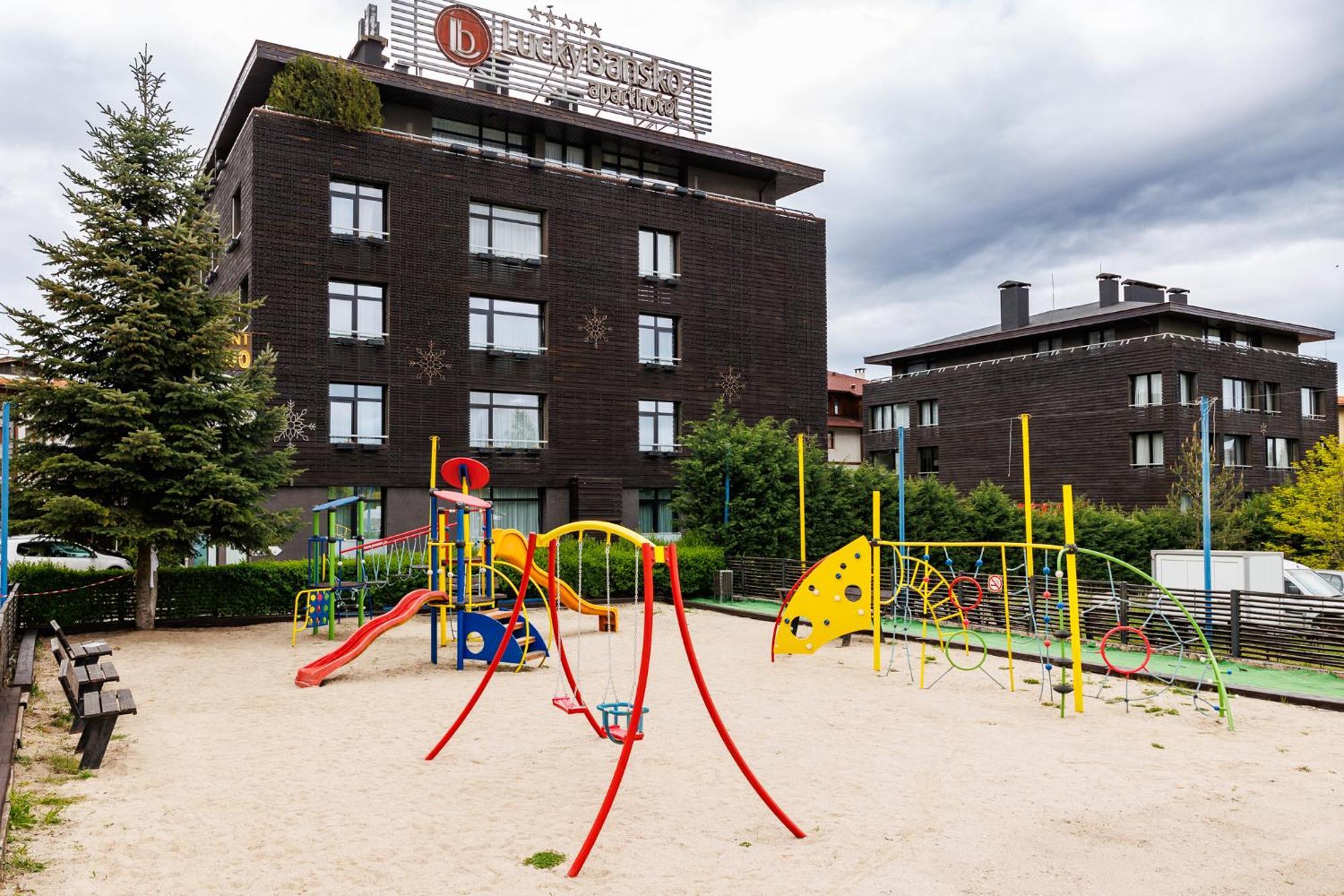 Lucky Bansko Aparthotel Spa & Relax Exterior photo The school's campus