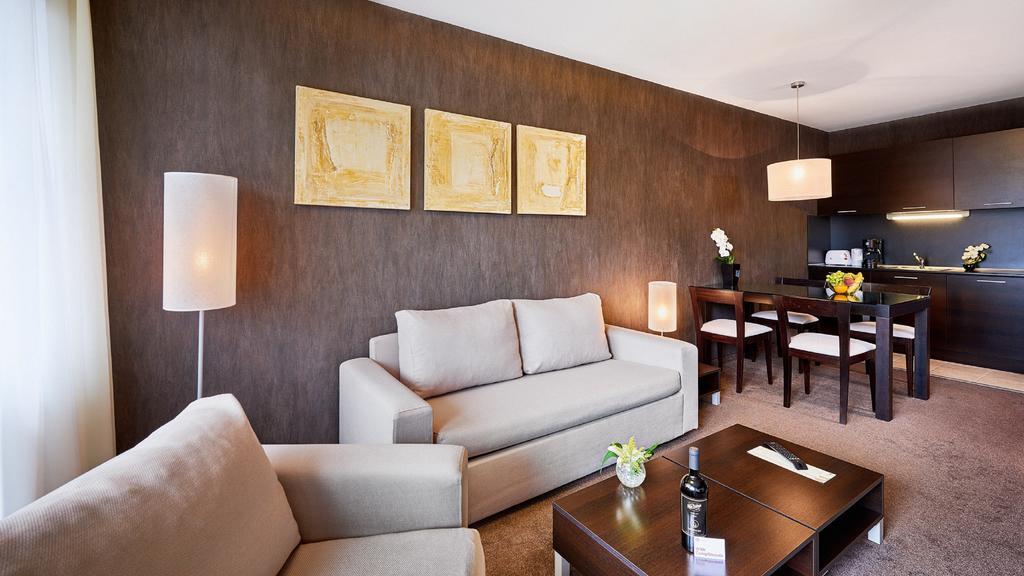 Lucky Bansko Aparthotel Spa & Relax Exterior photo A living room at the Mandarin Oriental, Munich